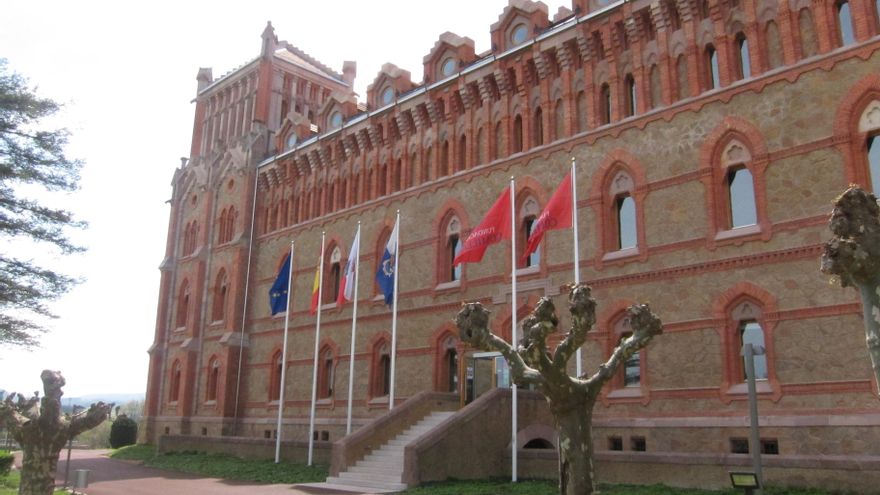 Seminario Mayor de la Universidad Pontificia de Comillas, donde se graba la película.
