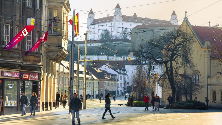 El Castllo de Bratislava desde el centro de la ciudad.