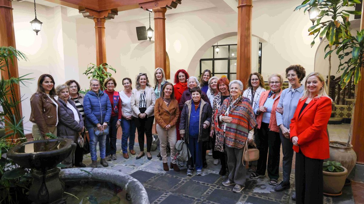 Homenaje a las 33 concejalas y única alcaldesa de Santa Brígida, mujeres que abrieron el camino y se convirtieron en referentes para las que hoy ocupan posiciones de decisión en la Corporación local.