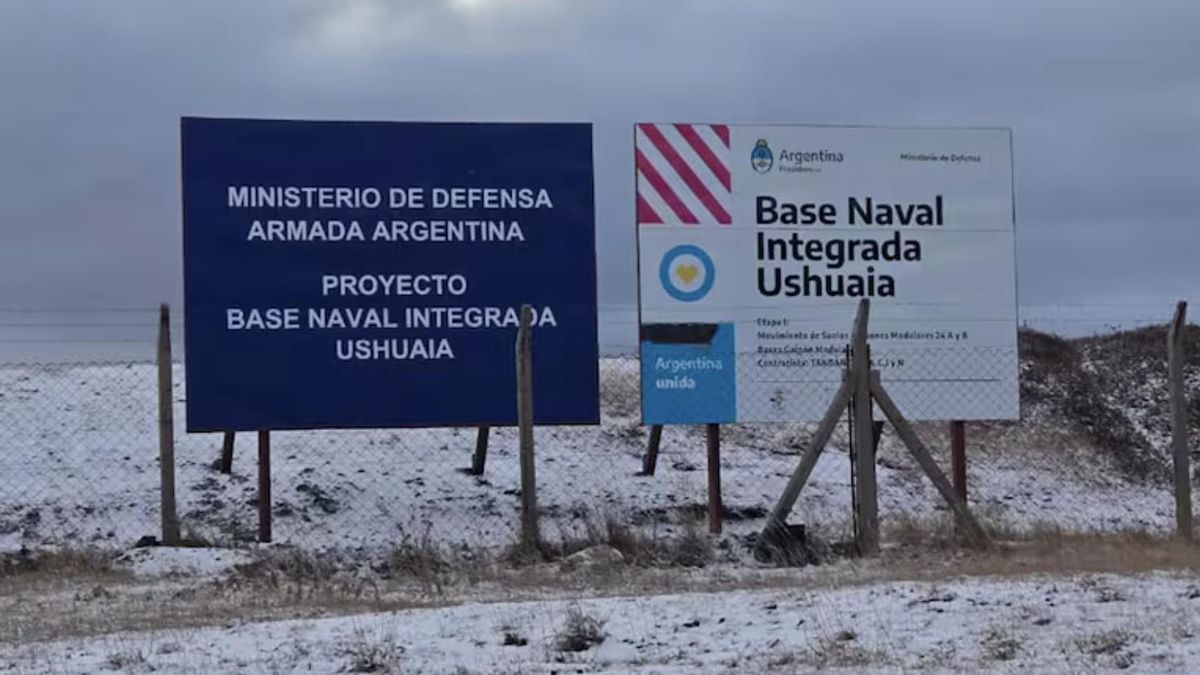 Los primeros carteles que instaló el gobierno de Alberto Fernández sobre la obra de la Base Naval Integrada, en Ushuaia, que está en un 9% de avance.