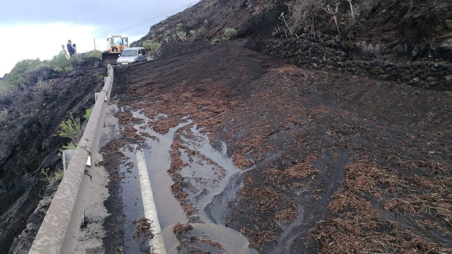 Las escorrentías cortan la carretera de la costa de Fuencaliente