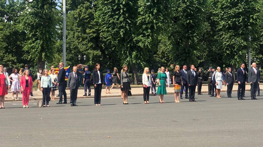 Una estelada acompaña a Sánchez en un homenaje a los caídos en Riga