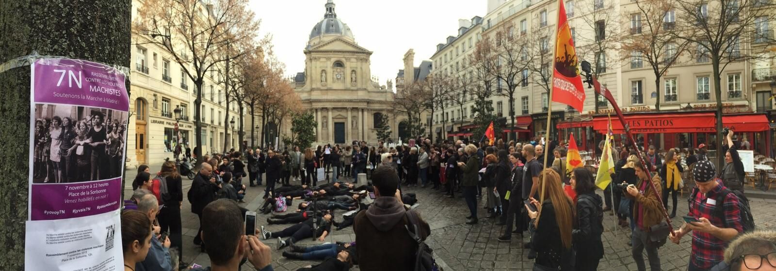 Performance en París para recordar a las víctimas de violencia machista. #7N. Marea Granate