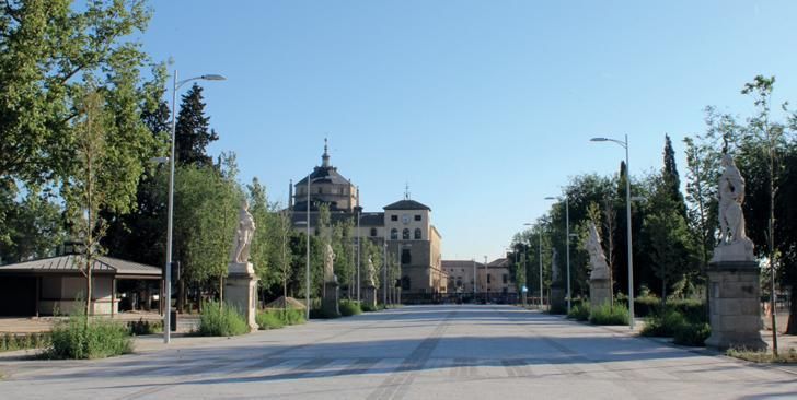 Estado actual del paseo junto al Parque de la Vega tras su reforma