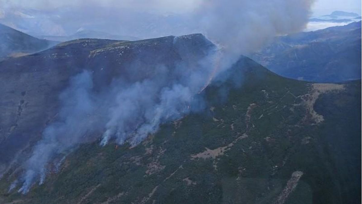 Ocho helicópteros para atacar un amplio incendio en Pendilla de Arbas, junto al límite de León con Asturias