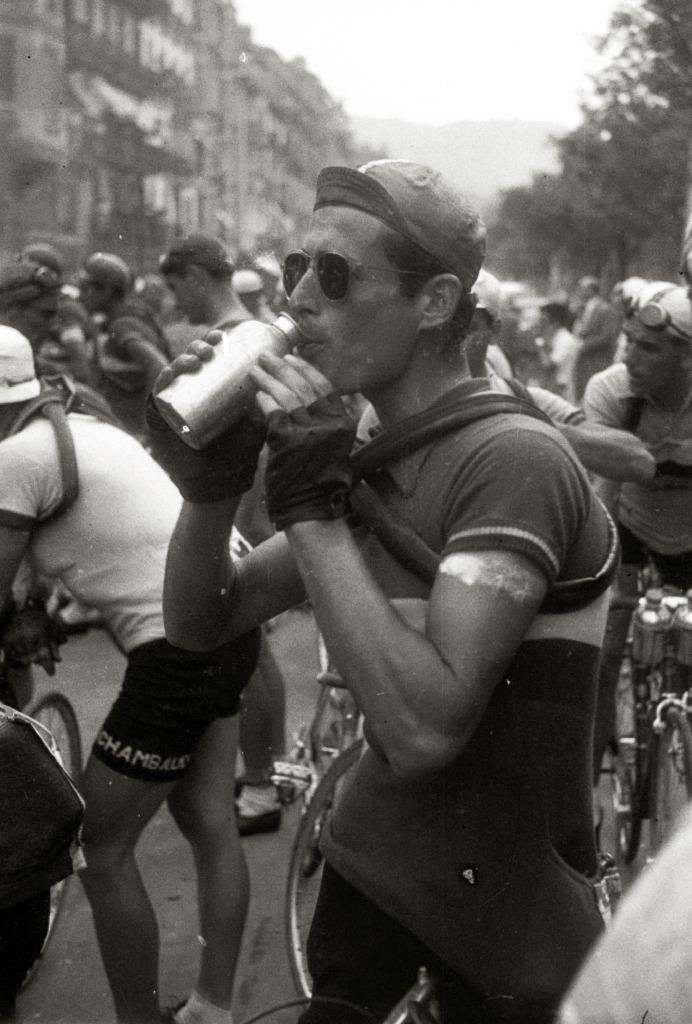 Un ciclista, bebiendo agua