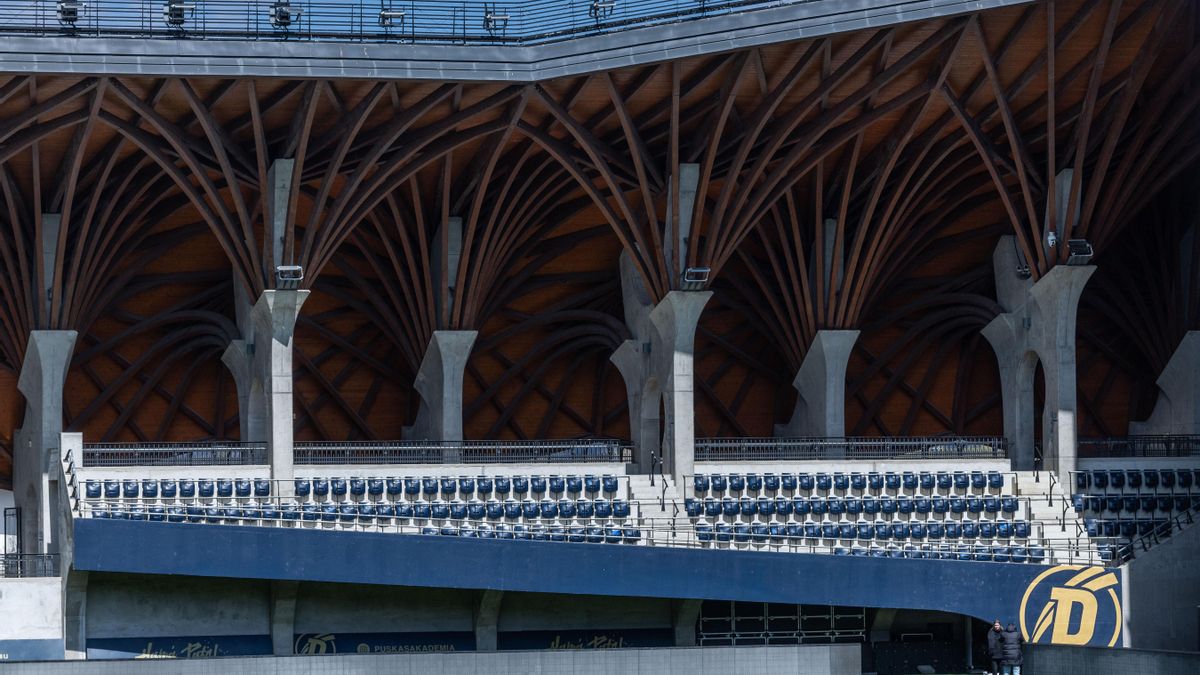 Interior del Pancho Arena, estadio del Puskás Akademia FC.
