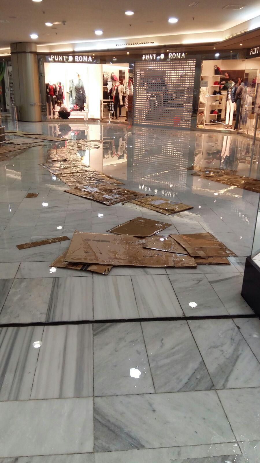 Desperfectos en el Centro Comercial Las Arenas (@Tirma_gc)