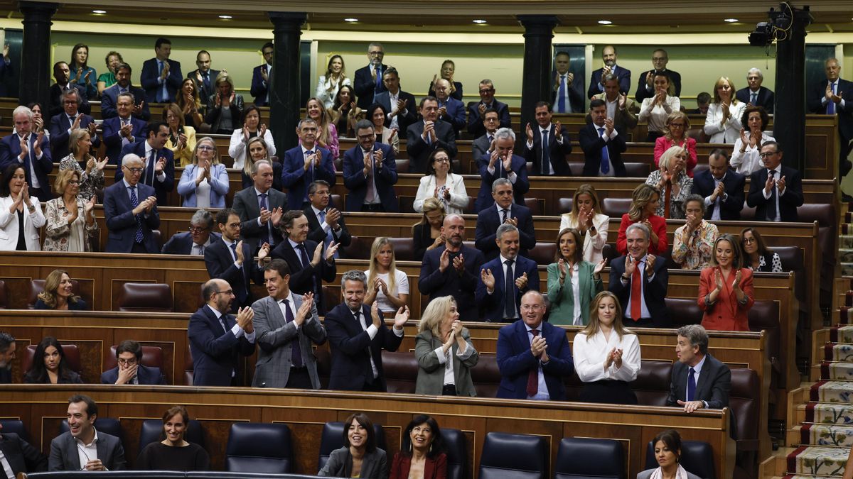 The popular bench standing to applaud Feijóo.