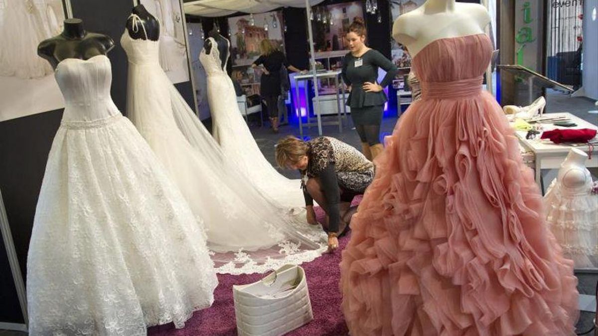 Vestidos de novia en una feria sobre bodas.