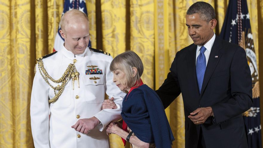 El expresidente Barack Obama otorga la Medalla Nacional de Humanidades a Joan Didion