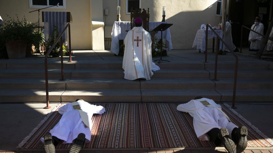 En Los Ángeles, Estados Unidos, un obispo dirige una ceremonia de ordenación en la iglesia de la Misión Dolores.