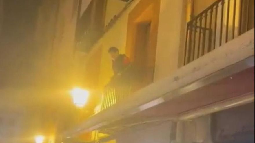 Descontrol y "balconing" en plena calle Laurel al inicio de la Semana Santa