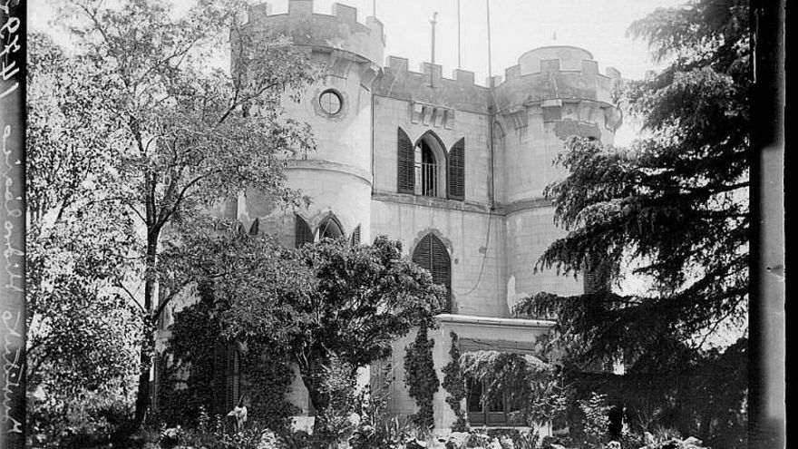 El castillo del telégrafo óptico del Retiro, con el “Baño de la Elefanta” en primer plano, hacia 1892. Archivo Ruiz Vernacci, IPCE, Ministerio de Educación, Cultura y Deporte