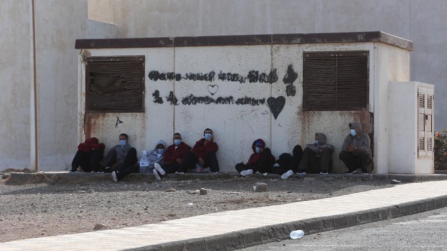 Migrantes buscan sombra tras llegar a Gran Canaria en patera
