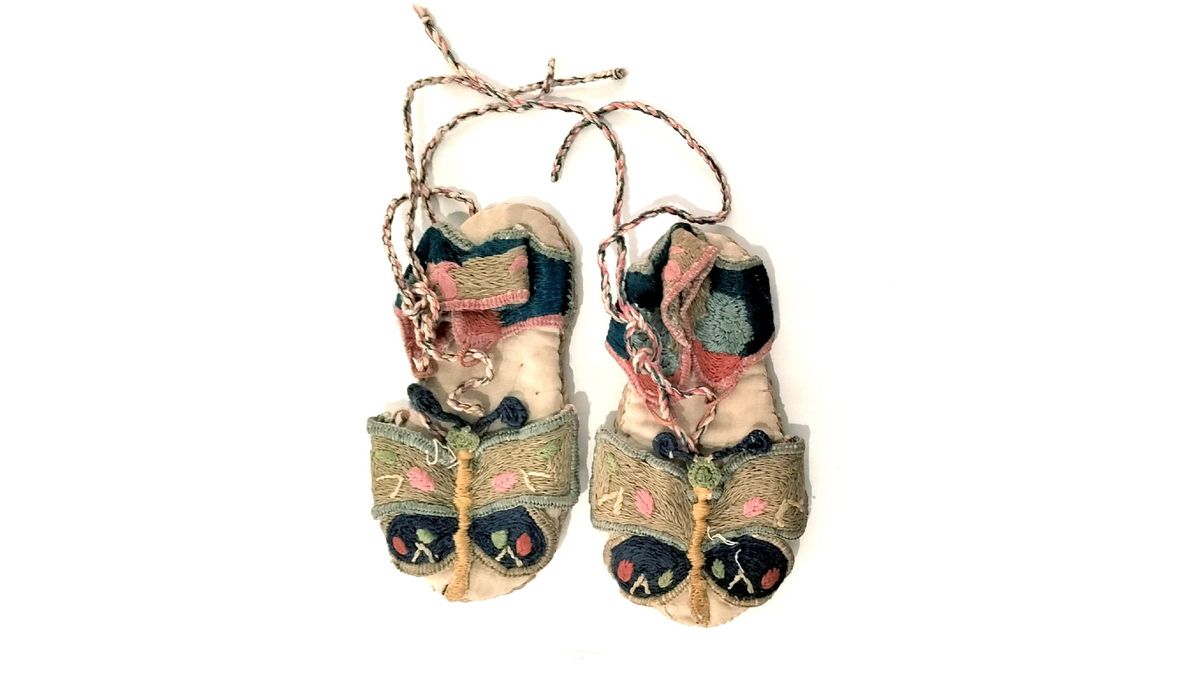 Las zapatillas tejidas por Martina Barroso durante su encarcelamiento antes de ser fusilada para su sobrina.