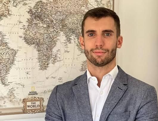 Conocido por el apodo de "Tiki", Miguel Gómez Goldin es politólogo y construyó un perfil eminentemente técnico.