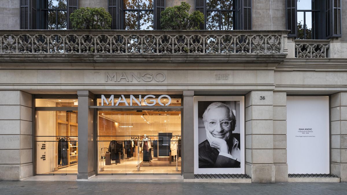 Exterior de un establecimiento de Mango.