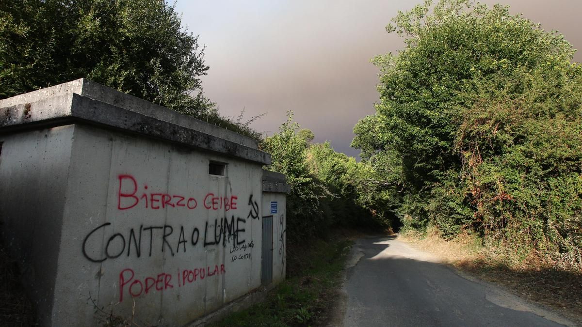 Pintada contra los incendios en la localidad de Dragonte, El Bierzo.