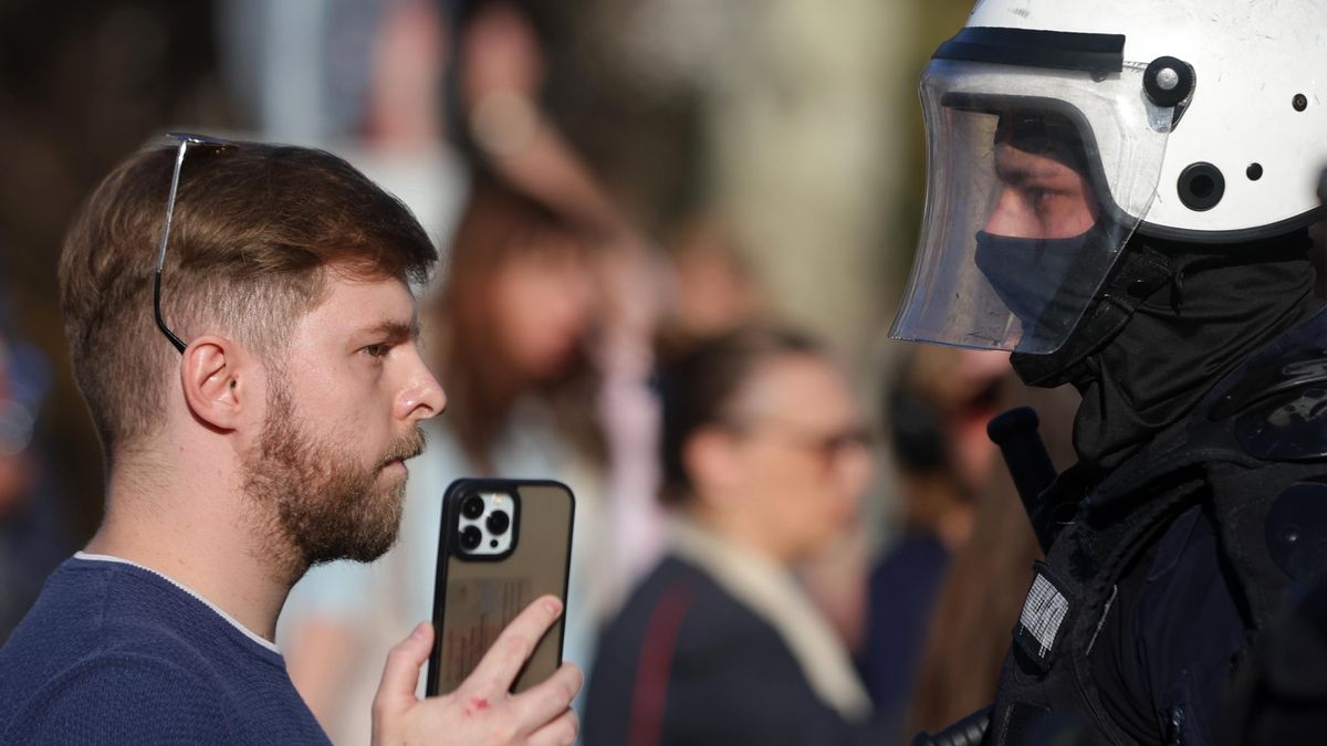 Un manifestante se enfrenta a un policía en las manifestaciones de Belgrado del pasado 2 de noviembre