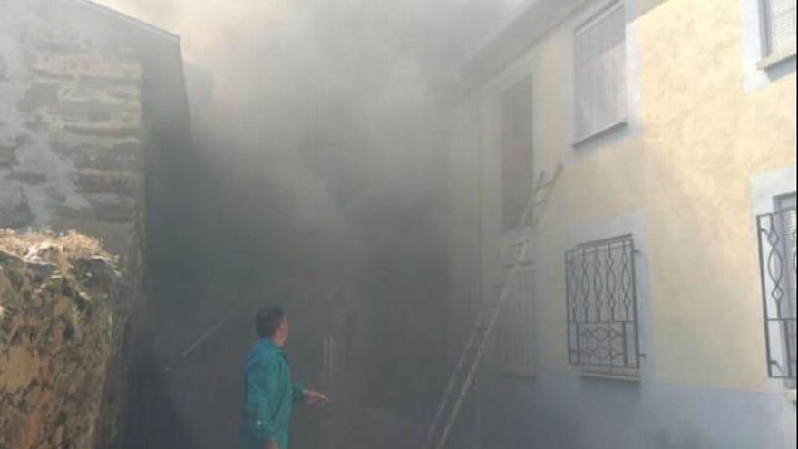 Intenso humo provocado por el incendio de Luyego. / Astorgaredaccion.com