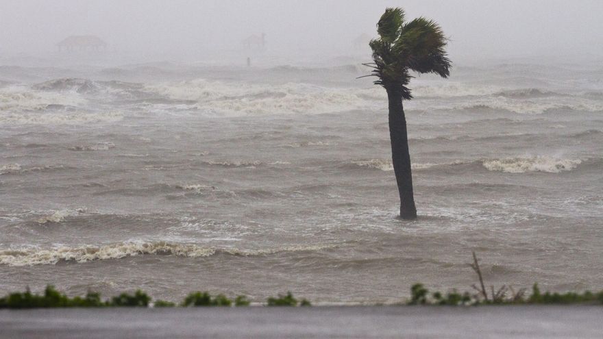 Los meteorólogos vigilan dos ondas en el Atlántico, una acercándose ya al Caribe