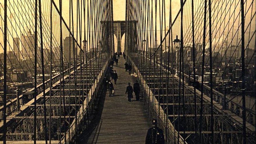 Antes de que se inaugurara oficialmente el puente, Emily lo recorrió de extremo a extremo como gesto de culminación personal