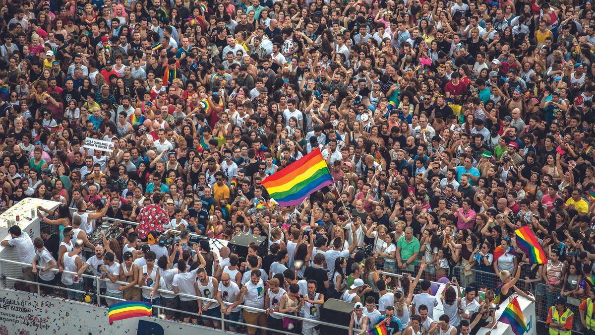 Una fiesta que también es lucha. Una de las transformaciones sociales más importantes de este medio siglo tiene que ver con los derechos de la comunidad LGTBIQ+. En 1979 se despenalizó la homosexualidad, en 1982 la reasignación sexual dejó de ser delito; en 2005 llegó el matrimonio igualitario; en 2007 se aprobó la Ley de Identidad de Género y en 2023 la Ley para la Igualdad Real y Efectiva de las Personas Trans. En la imagen, miles de personas celebrando el día del Orgullo en Cibeles (Madrid, 2018).