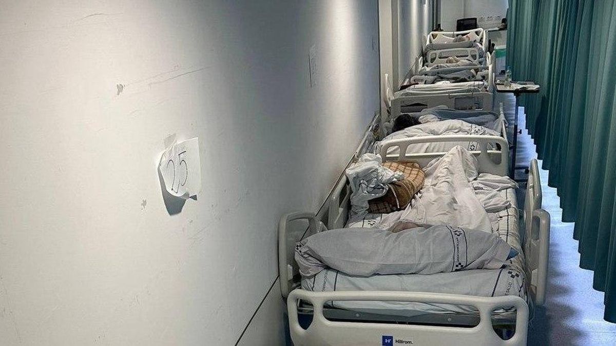 Pacientes amontonados en los pasillos y obstruyendo la salida de emergencia: nuevo colapso en las Urgencias del HUC