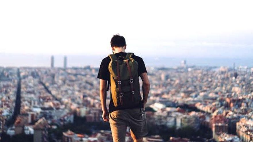 Tres mochilas para viajar ligeros que caben en la cabina de un avión