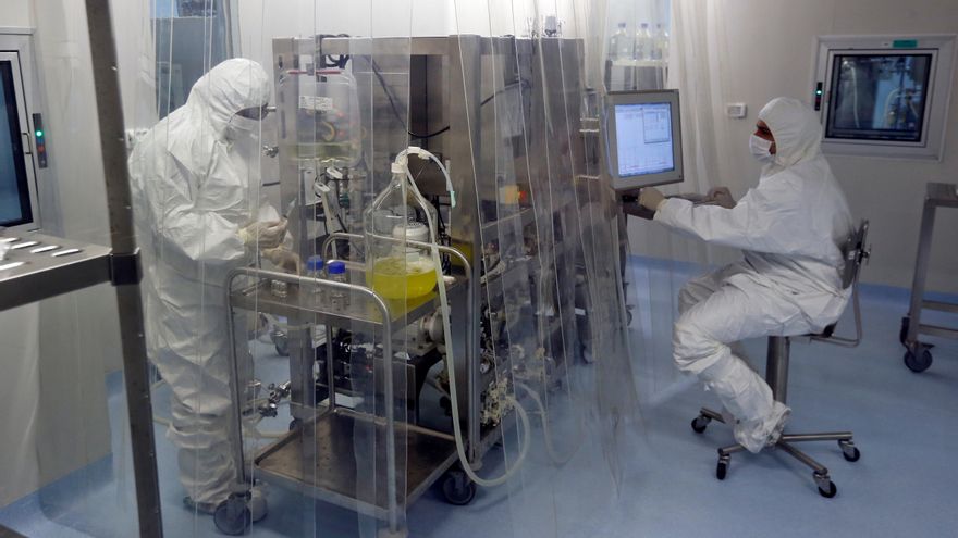 Trabajadores de laboratorio de alto riesgo procesan las vacunas cubanas contra la Covid-19 en La Habana (Cuba). EFE/ Ernesto Mastrascusa/Archivo