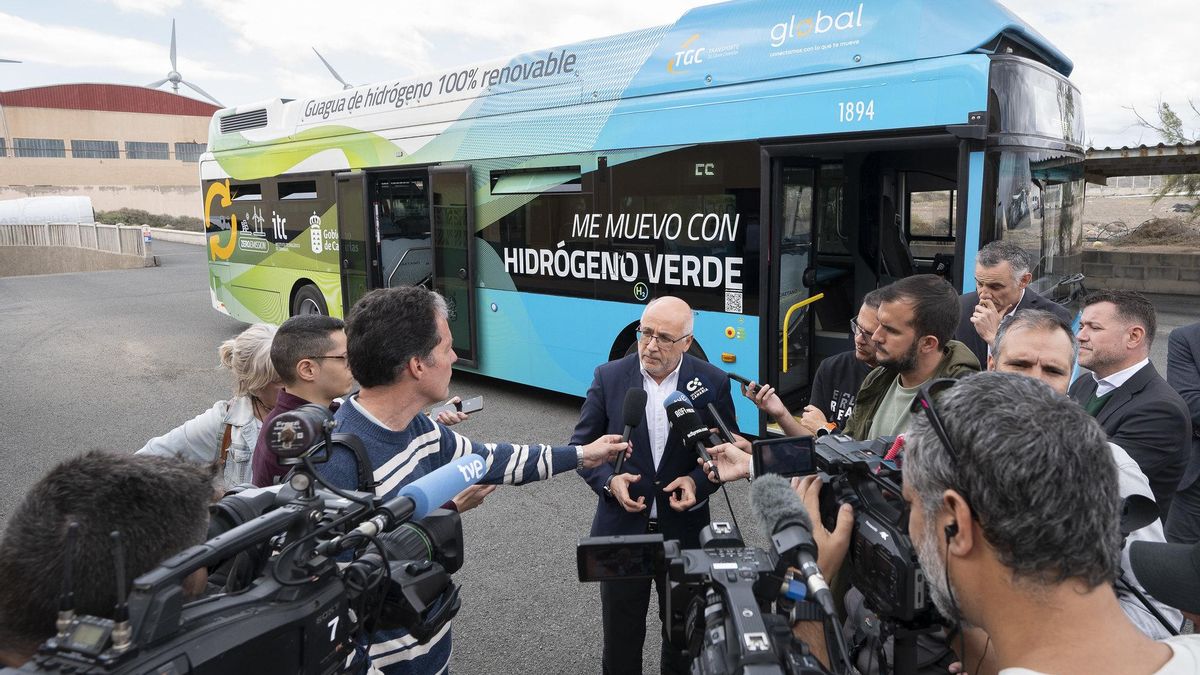 El presidente del Cabildo de Gran Canaria, Antonio Morales, atendiendo a los medios este martes.
