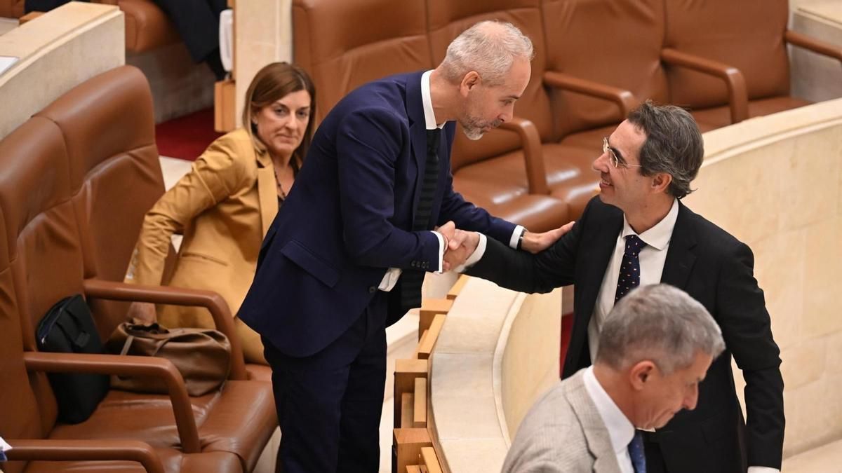 Sergio Silva y Armando Blanco se dan la mano tras la aprobación de la Ley de Autoridad del Profesorado.