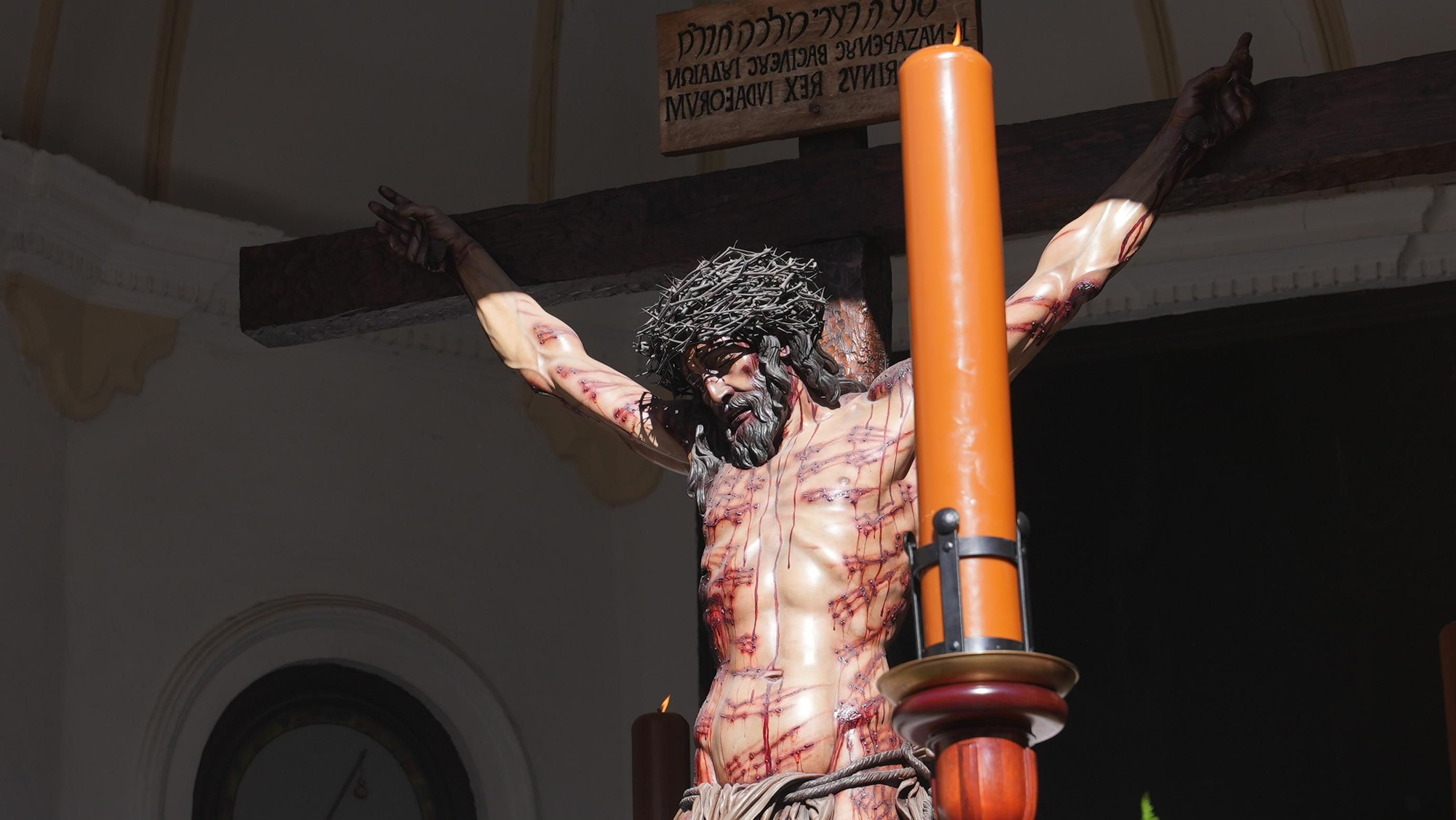 La estación de penitencia de la Hermandad Universitaria, en imágenes