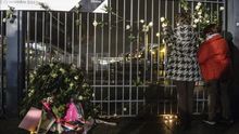 Exteriores del estadio Saint Denis con flores en memoria de los fallecidos por los atentados en Francia.