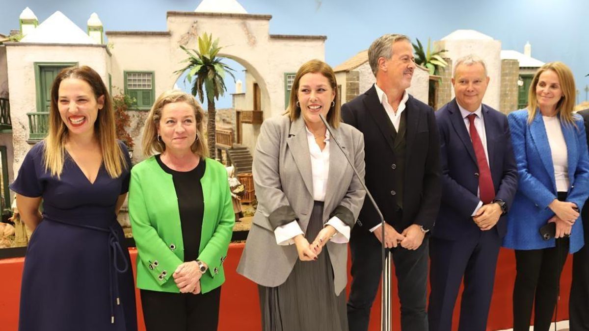 Astrid Pérez preside la inauguración del belén en el Parlamento de Canarias.