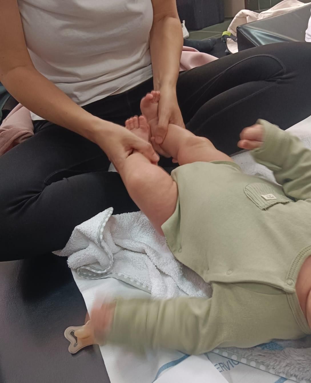 Una práctica de masaje a bebé.