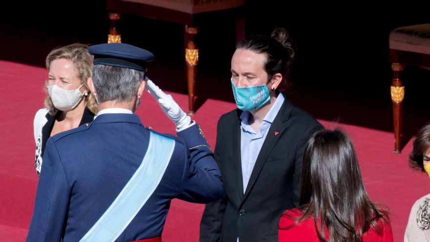 El rey Felipe y la reina Letizia saludan a Iglesias. Por primera vez han asistido a los actos del 12 de octubre los integrantes del Ejecutivo de Unidas Podemos, como el vicepresidente Iglesias o el ministro Alberto Garzón
