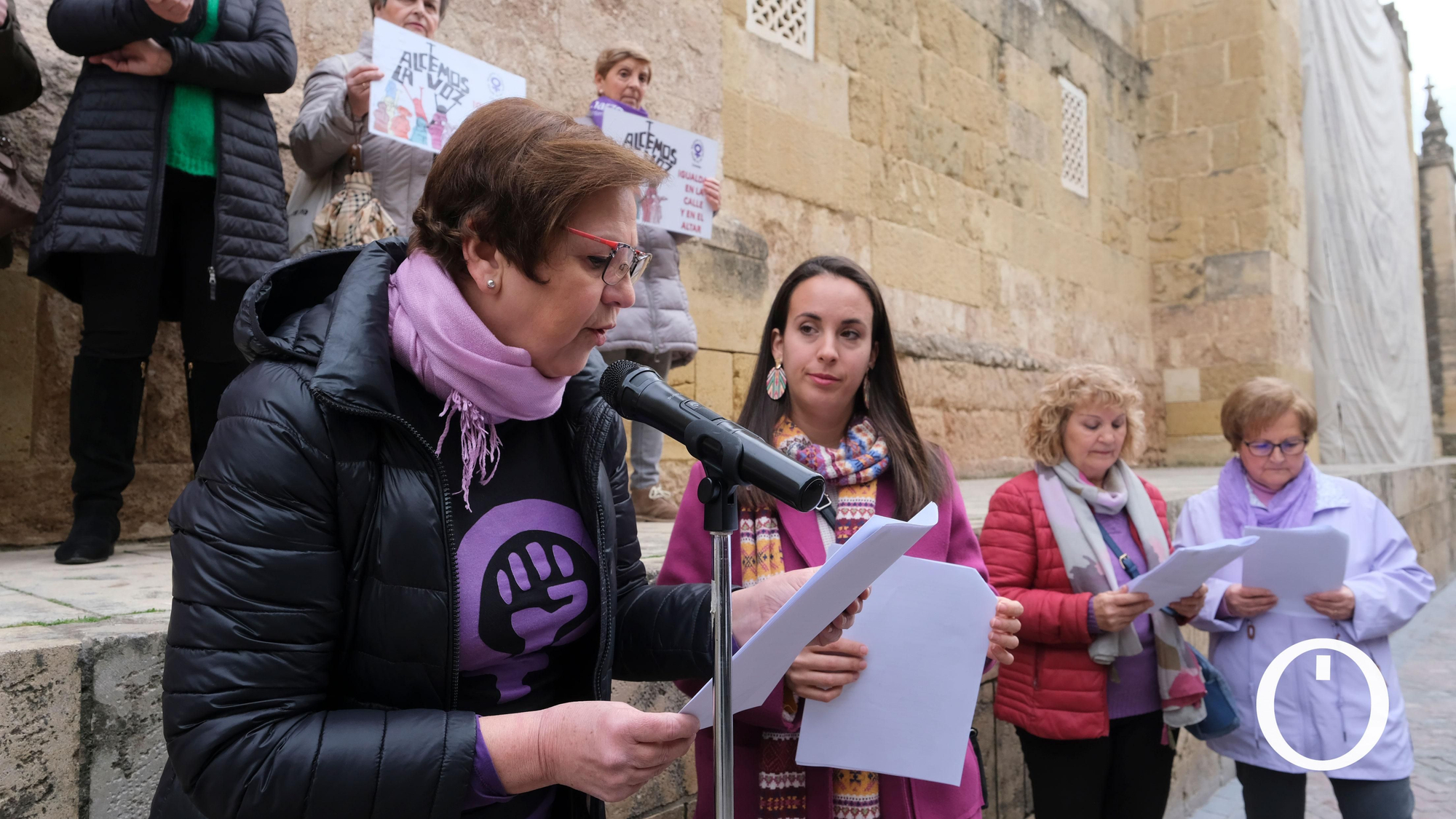 Concentración Revuelta de Mujeres en la Iglesia