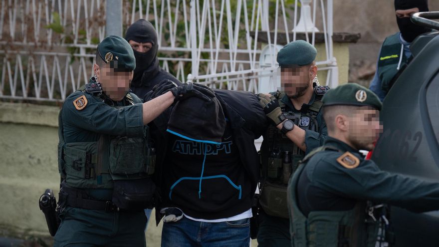 Archivo - Agentes de la Guardia Civil llevan a un detenido tras una operación policial antiyihadista en una vivienda, a 16 de enero de 2024, en Martorell, Barcelona