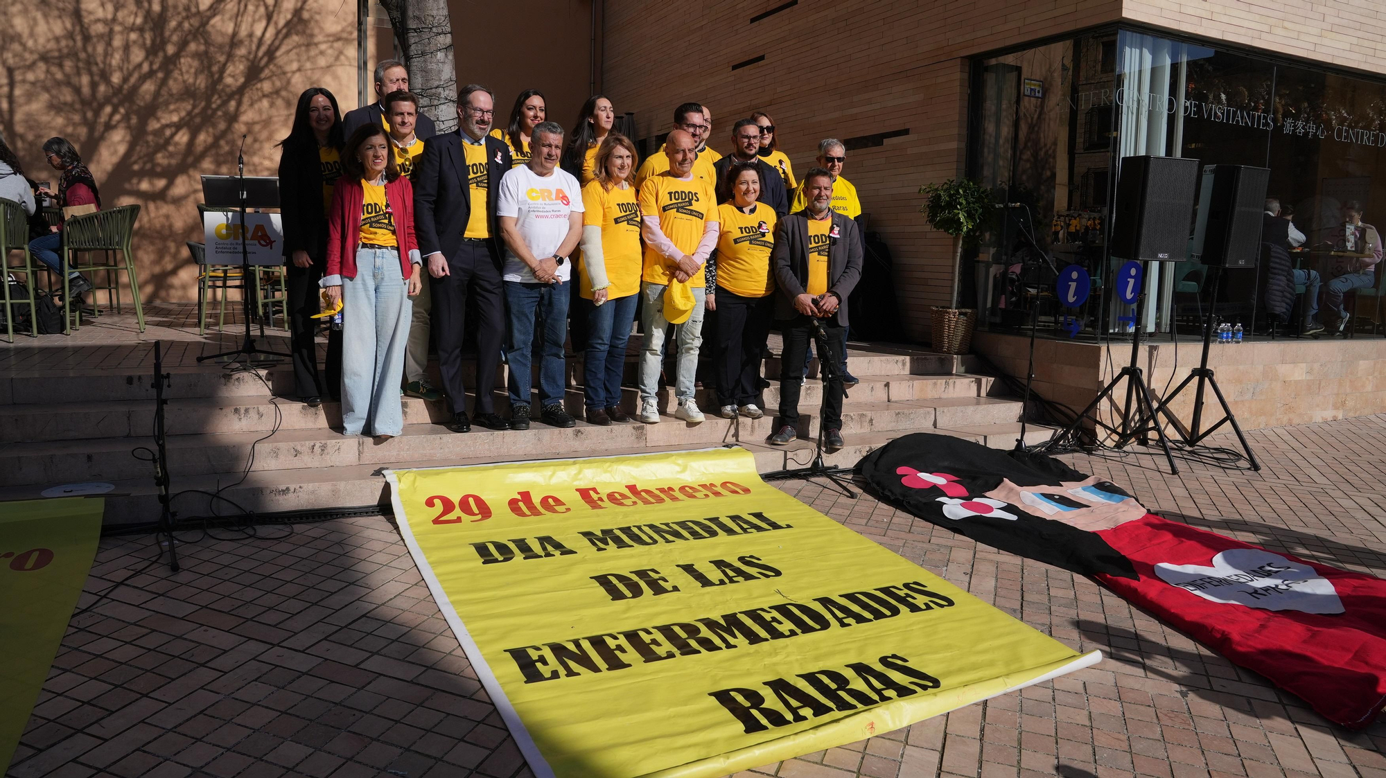 Córdoba abraza la Mezquita Catedral por las enfermedades raras