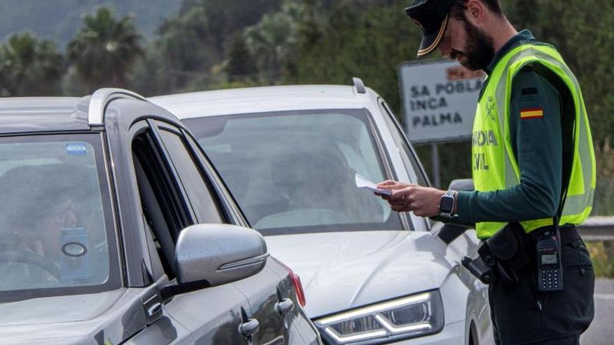 Un agente de la Guardia Civil de Pollença realiza un control de tráfico en la carretera Sa Pobla Alcudia, en Palma de Mallorca.