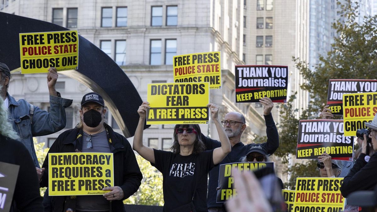Un grupo de personas durante una manifestación en defensa de la libertad de prensa en octubre de 2025, en Nueva York.