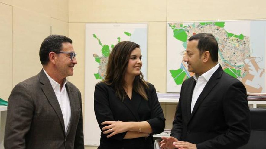 La vicealcaldesa Sandra Gómez conversa con Anil Murthy, en el Ayuntamiento de València