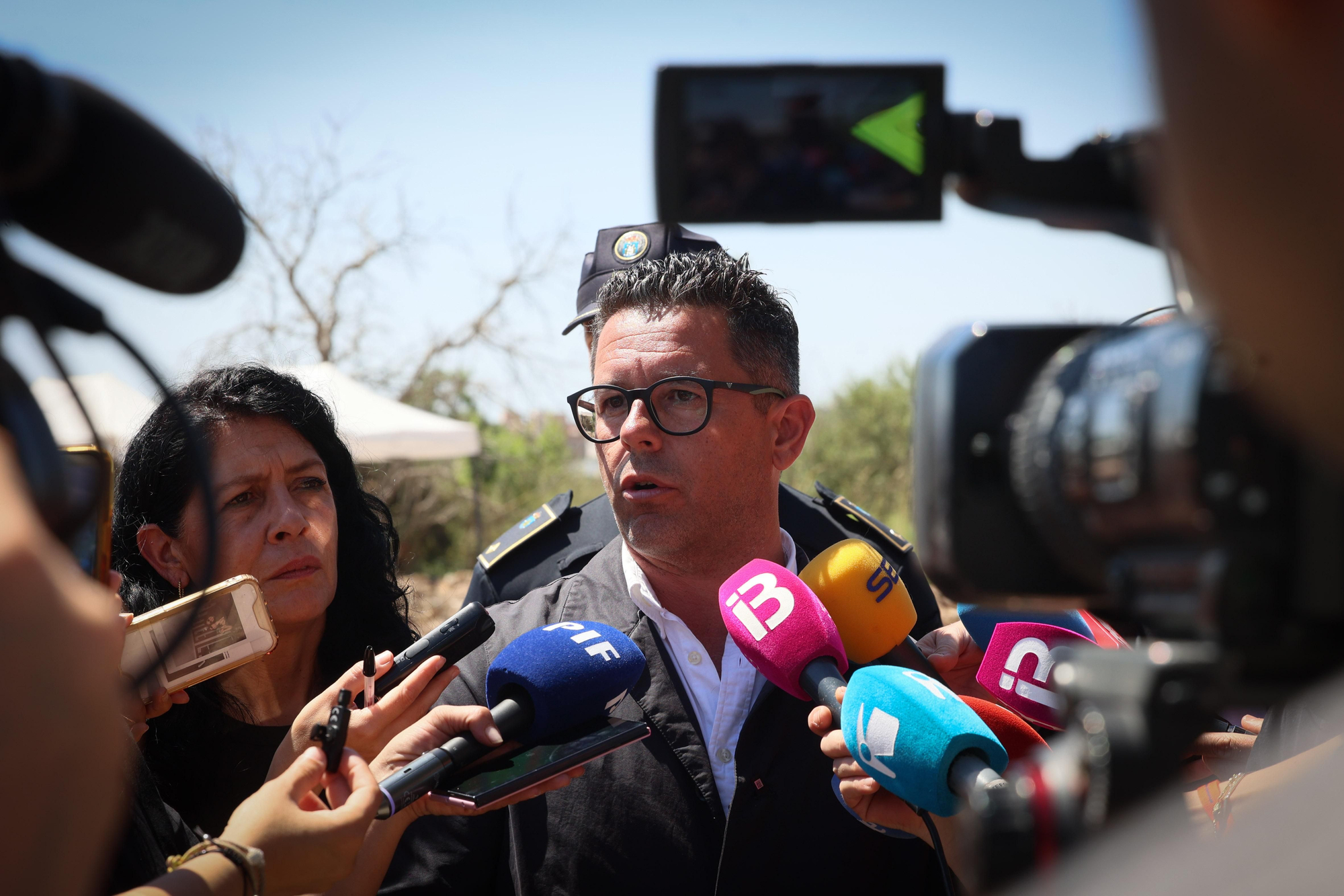 L'alcalde de Vila, Rafael Triguero, atén els mitjans de comunicació durant el desallotjament