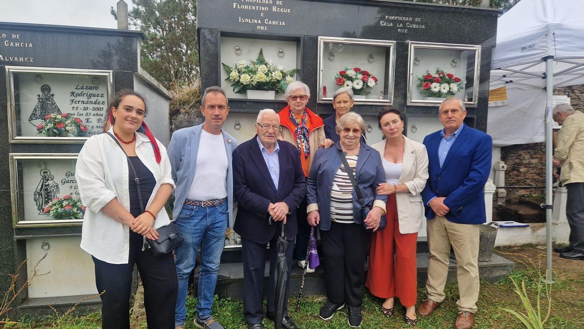Los familiares asistieron a las labores de exhumación. En la imagen José Antonio, tercero por la izquierda, y las sobrinas de dos víctimas junto al consejero y la directora general.