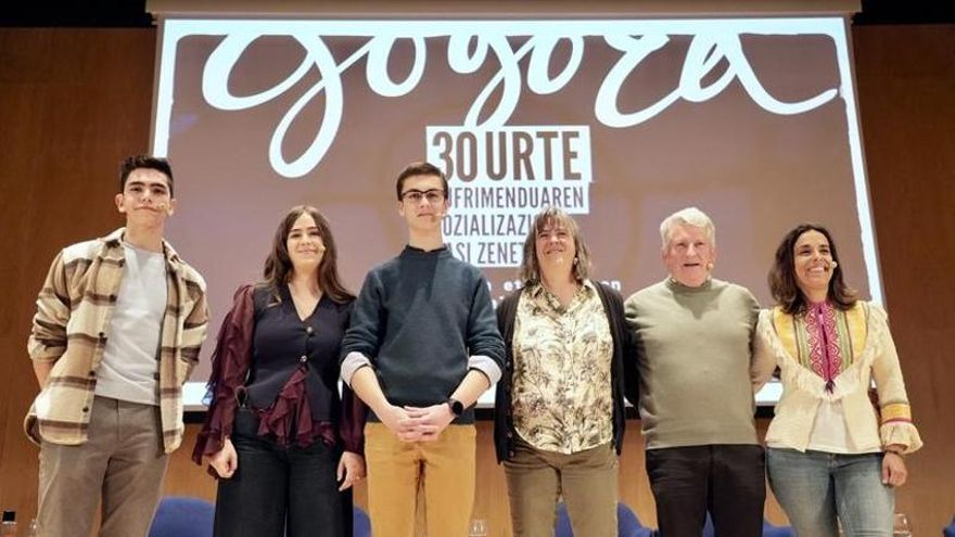 Romper el tabú de que los jóvenes vascos escuchen hablar de ETA: "Les gusta conocer esa parte de la historia"