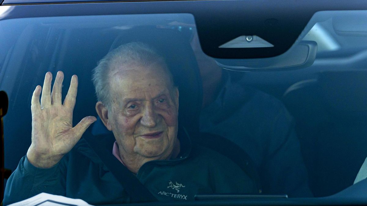 El rey Juan Carlos a su llegada el miércoles al aeropuerto de Vigo para una regata en Sanxenxo.