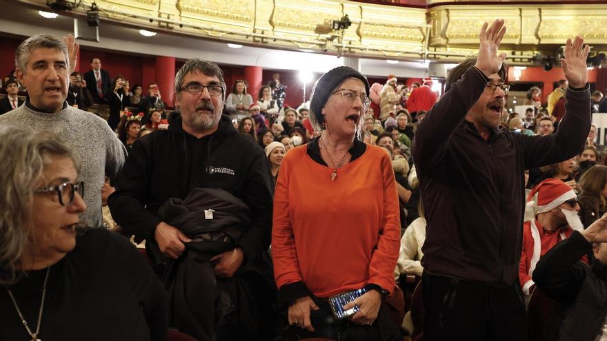 Un grupo de manifestantes interrumpen con gritos en favor de Palestina durante el Sorteo Extraordinario de Navidad celebrado este lunes en el Teatro Real de Madrid.