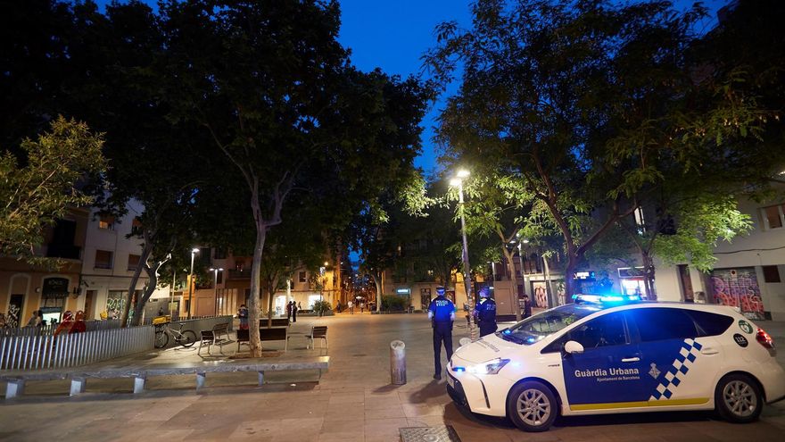 Una patrulla de la Guardia Urbana en el Barrio de Gracia para impedir el botellón, en Barcelona